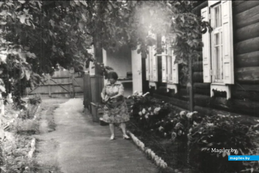 Бобруйск, 1950-ые годы. Мама нашей героини, Шишова Маргарина Емельяновна, во дворе своего дома
