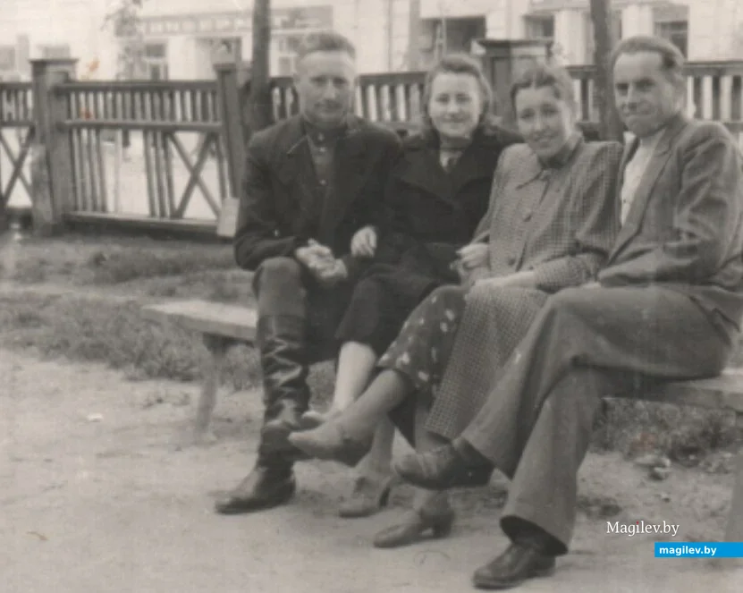 Родители нашей героини и ее крестные – Иосиф Новошинский и Нина Ивановна Костко. Бобруйск,