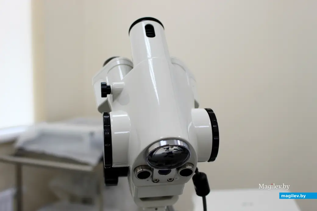 Медцентр «А Клиника». Кольпоскоп – специального микроскопа, с помощью которого проводится осмотр шейки матки.