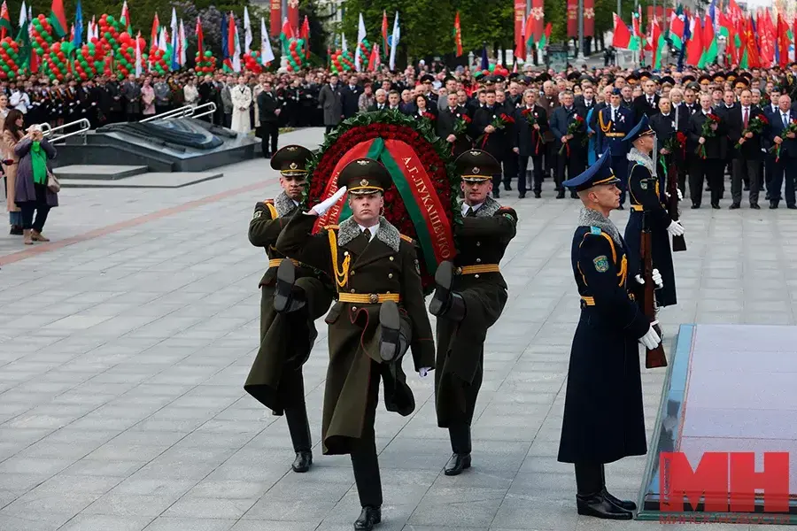 Минск, 9 мая 2025 года. Торжественная церемония возложения цветов и венков к монументу Победы. Фото: Минск-Новости.