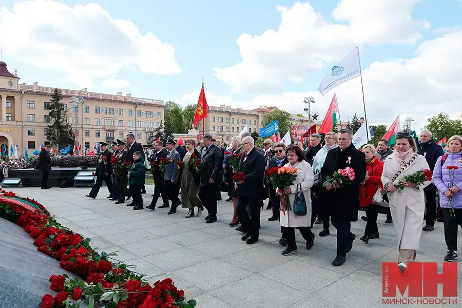 Минск, 9 мая 2025 года. Торжественная церемония возложения цветов и венков к монументу Победы. Фото: Минск-Новости.