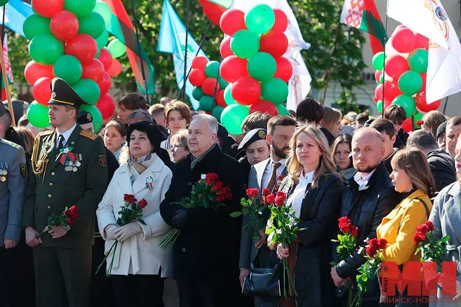 Минск, 9 мая 2025 года. Торжественная церемония возложения цветов и венков к монументу Победы. Фото: Минск-Новости.