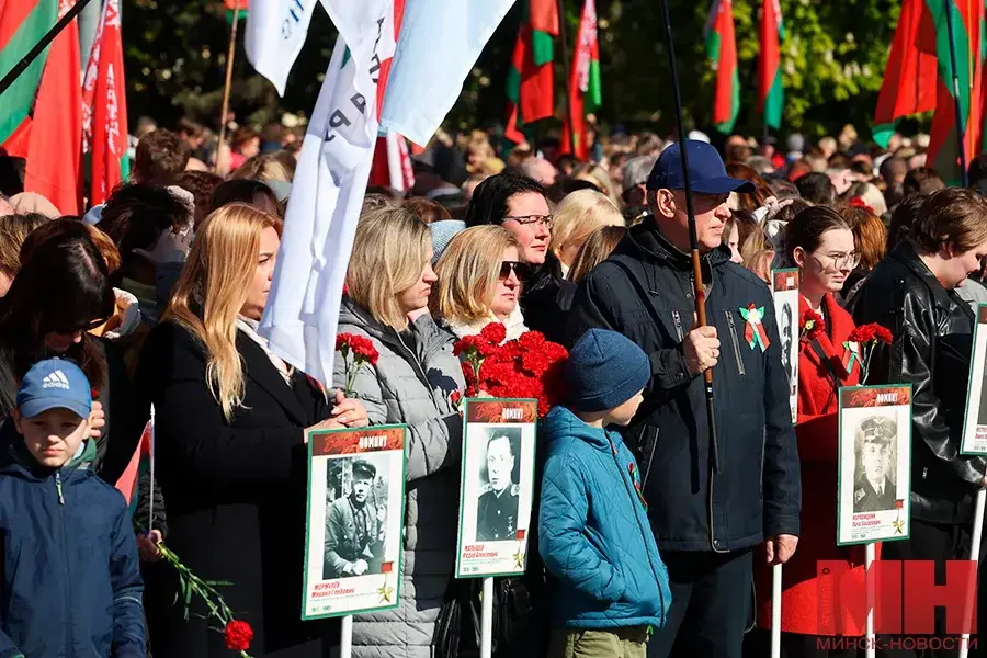 Минск, 9 мая 2025 года. Торжественная церемония возложения цветов и венков к монументу Победы. Фото: Минск-Новости.