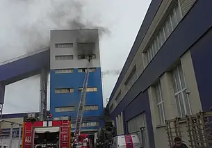 В Могилеве тушили пожар в здании домостроительного комбината