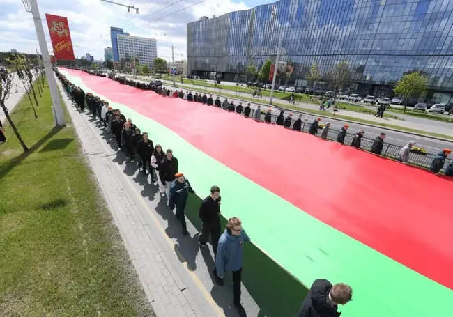 Государственный флаг Беларуси длиною 500 метров пронесли по Минску. Фотофакт