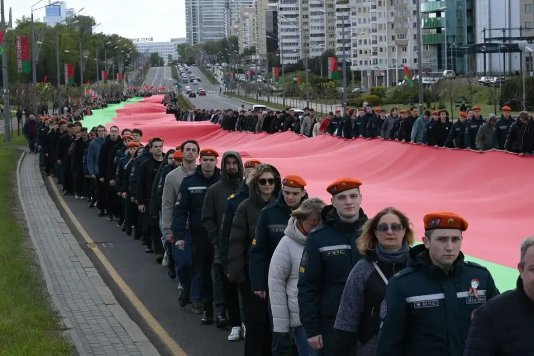 11 мая 2025 года. Государственный флаг Беларуси длиною в 500 м пронесли по Минску. Фото: Sputnik.