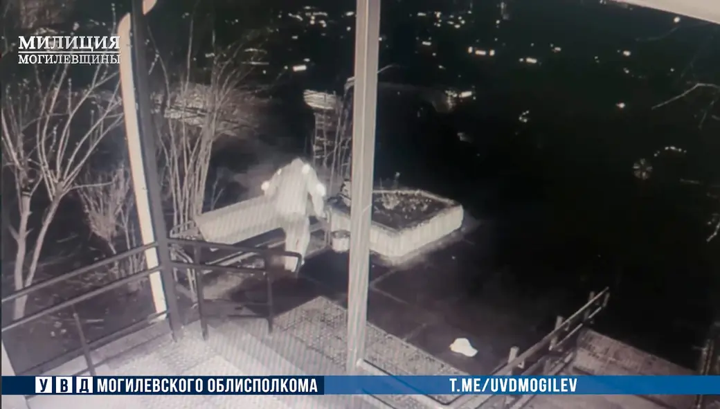 Мужчина украл забытые у подъезда вещи: этот момент попал на камеру видеонаблюдения. Фото УВД Могилевского облисполкома.
