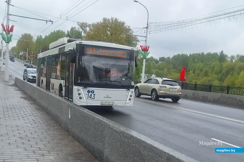Май 2025 г. Могилев. Во всех троллейбусах города можно оплатить проезд картой за себя, на маршруте 16Д - еще и за попутчиков.