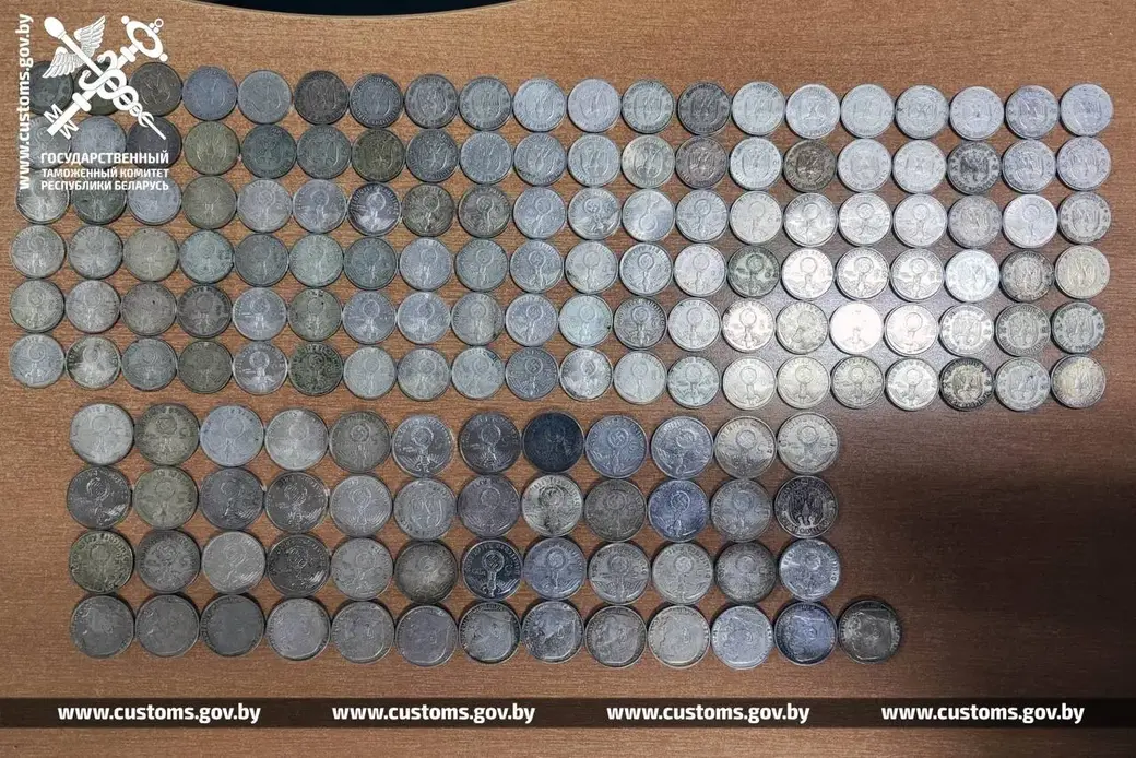 Белорусская пенсионерка тайком везла через границу почти 300 серебряных монет.