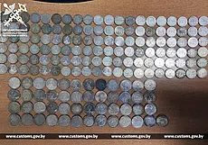Белорусская пенсионерка тайком везла через границу почти 300 серебряных монет. Ей грозит крупный штраф и конфискация товара
