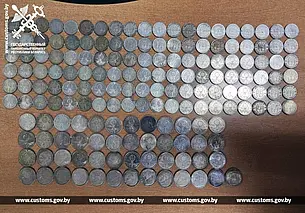 Белорусская пенсионерка тайком везла через границу почти 300 серебряных монет