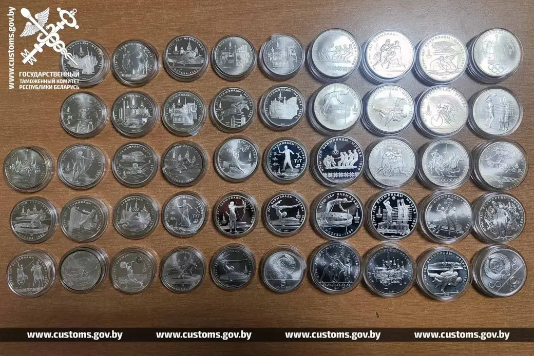 Белорусская пенсионерка тайком везла через границу почти 300 серебряных монет.