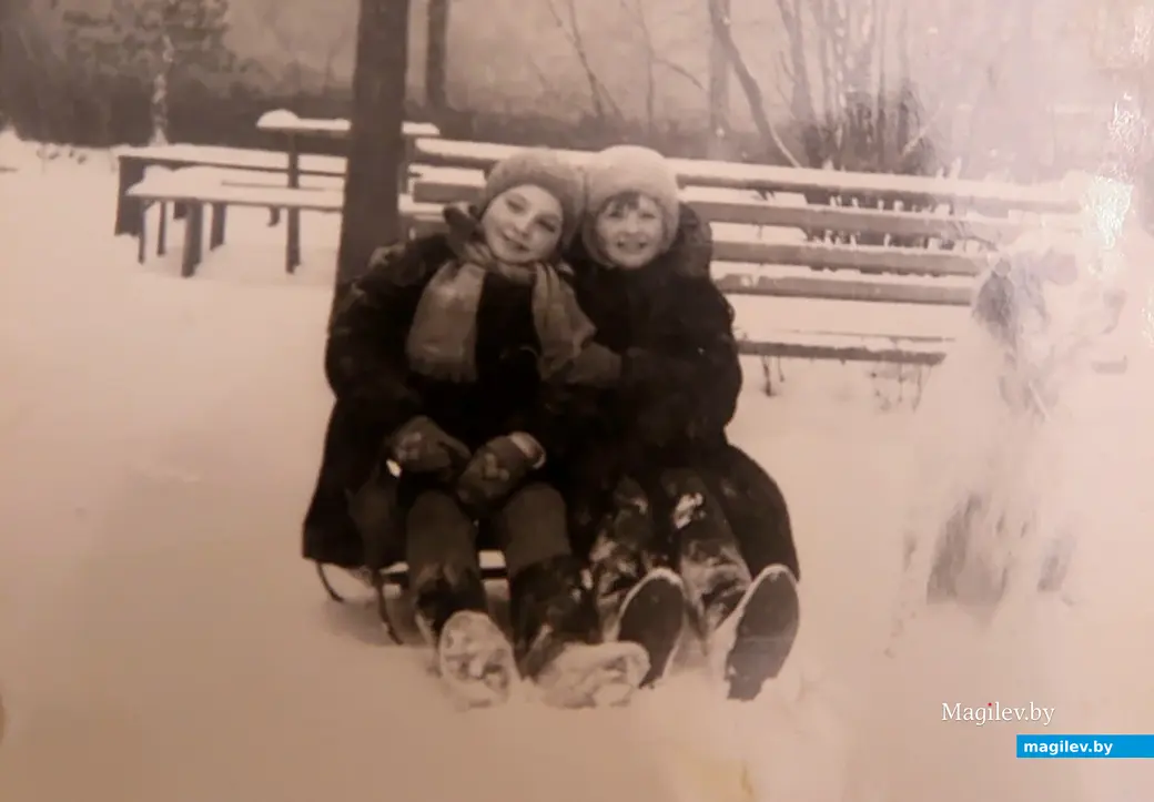 1970-е гг. Могилев, Пионерская, 31. Наша героиня (слева) с подругой во дворе родного дома.