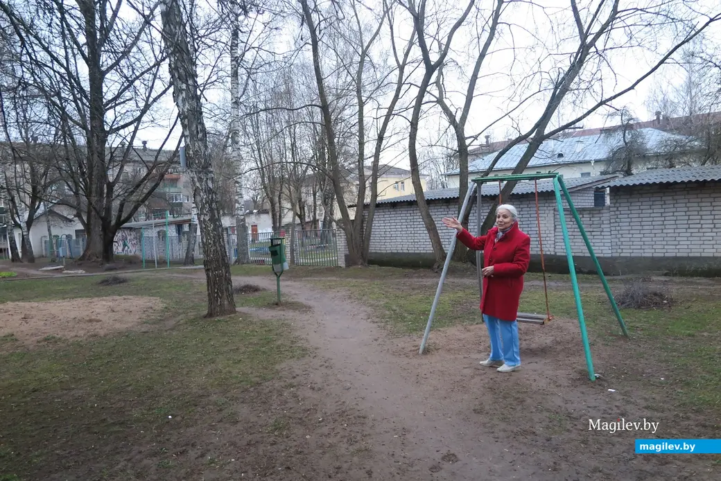 Весна 2025 г. Могилев, ул.Пионерская, 31. Лариса Борисовна жалуется на дом.