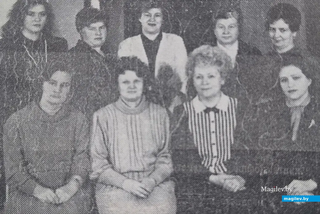 1990-е гг. Могилев, СШ №1. Директор учреждения Галина Шрамко (на фото: вторая справа в нижнем ряду) жила в доме 31 по Пионерской до последних дней.