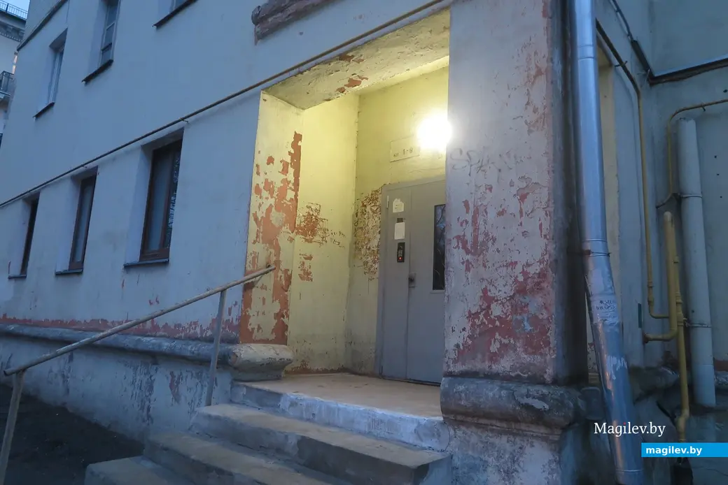 Весна 2025 г. Могилев, ул.Пионерская, 31. Обшарпанное крыльцо.