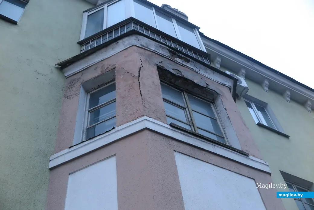 Весна 2025 г. Могилев, ул.Пионерская, 31. Стены дома в трещинах.