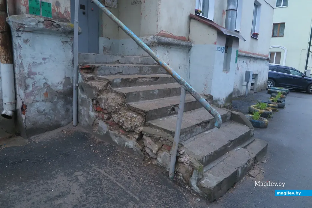 Весна 2025 г. Могилев, ул.Пионерская, 31. Сыплющиеся ступени.