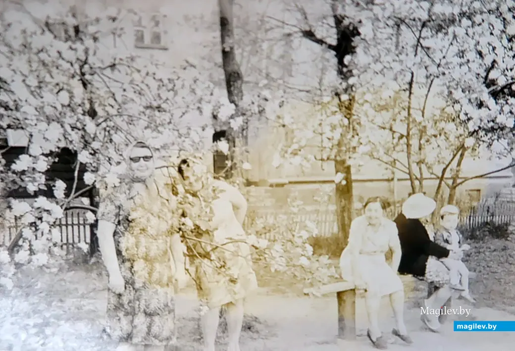 1970-е гг. Могилев, Пионерская, 31. Жильцы дома раньше любили собираться на скамеечках во дворе.