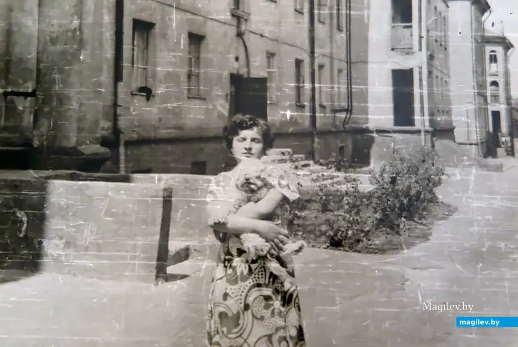 1980-е гг. Могилев, Пионерская, 31. Елена на фоне родного дома с собакой Мартой на руках.