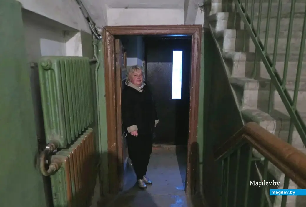 Весна 2025 г. Могилев, ул.Пионерская, д.31. Подъезд за 60 лет не изменился, ступеньки по-прежнему высокие...