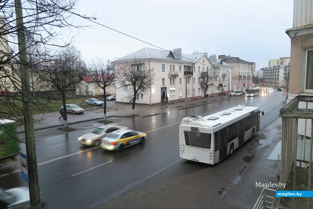 Весна 2025 г. Могилев, ул.Пионерская, д.31. Вид с балкона: движение у дома оживленное.