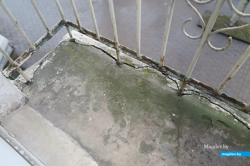 Весна 2025 г. Могилев, ул.Пионерская, 31. Балкон, на который страшно выходить.