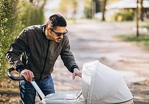 В Беларуси планируют оплачивать отпуск для отцов при рождении ребенка