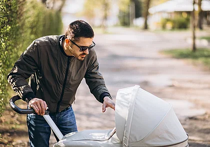 В Беларуси планируют оплачивать отпуск для отцов при рождении ребенка