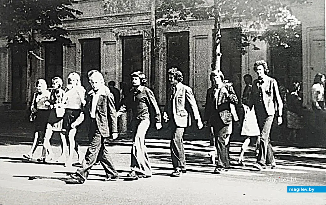 1970-е годы, Могилев. Валик Михайлов (второй слева) с товарищами по ММИ переходит Первомайскую в стиле «Abbey Road».