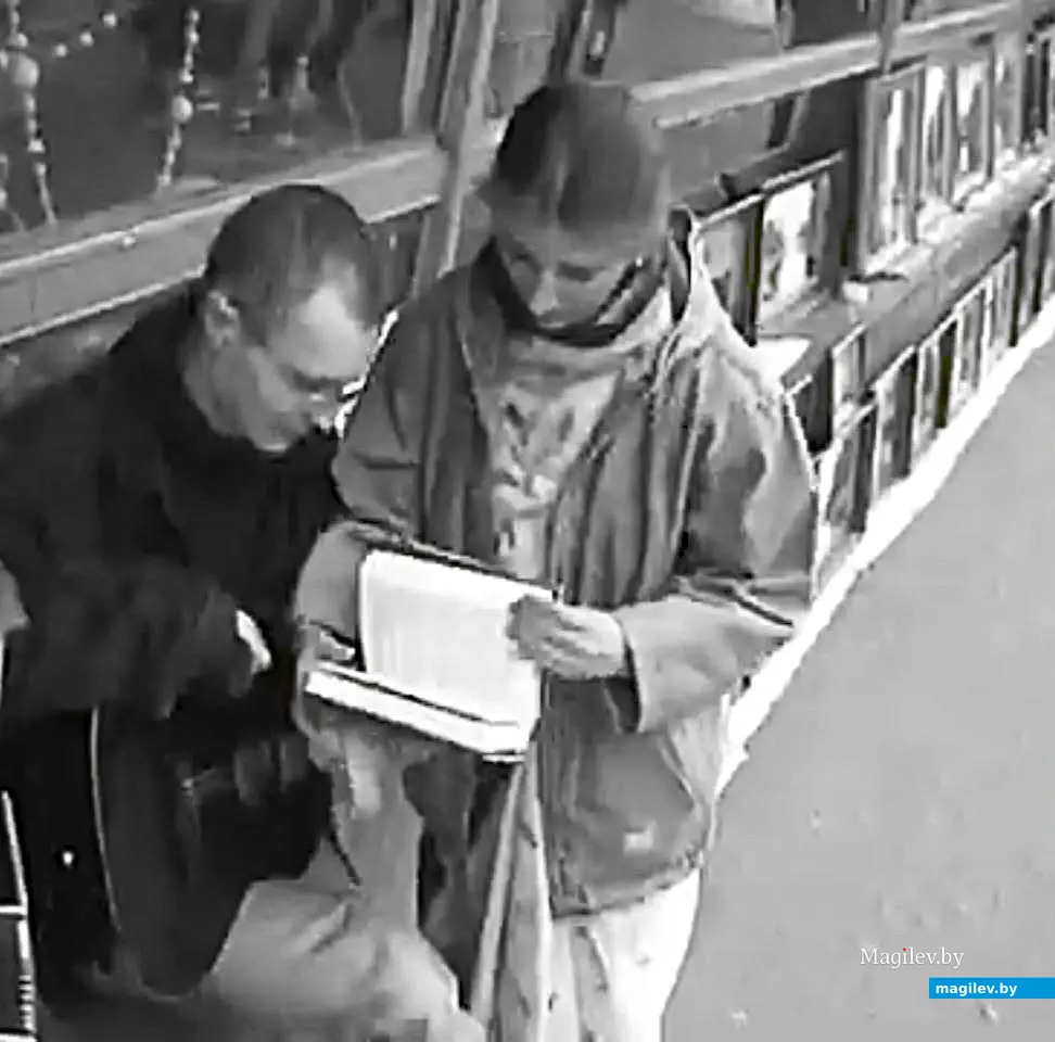 1998-й год, Могилев. Стихийный рынок живописных работ у стадиона «Спартак». Слева – Вова Сумин.