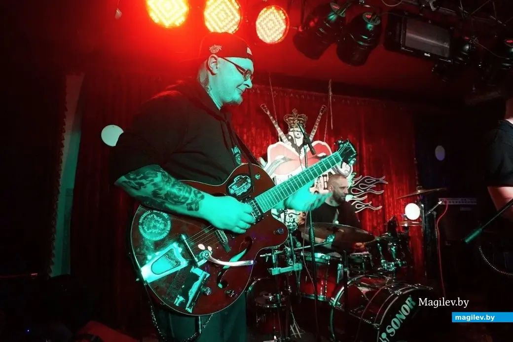 Выступает группа «Bad Rules», на гитаре играет Владимир Сумин.