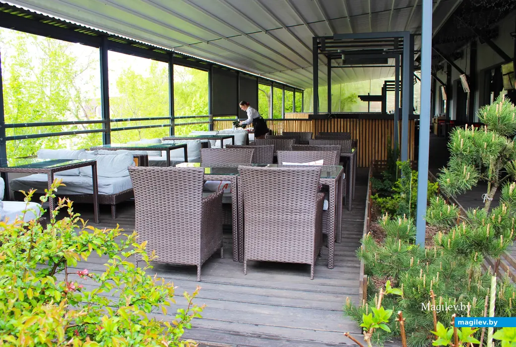 Май 2025 года. Могилев. Гастробар «Цоколь». Летняя терраса.