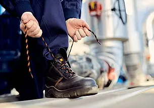 Можно ли работать в цеху в собственных ботинках, а не в тех, что выдали?