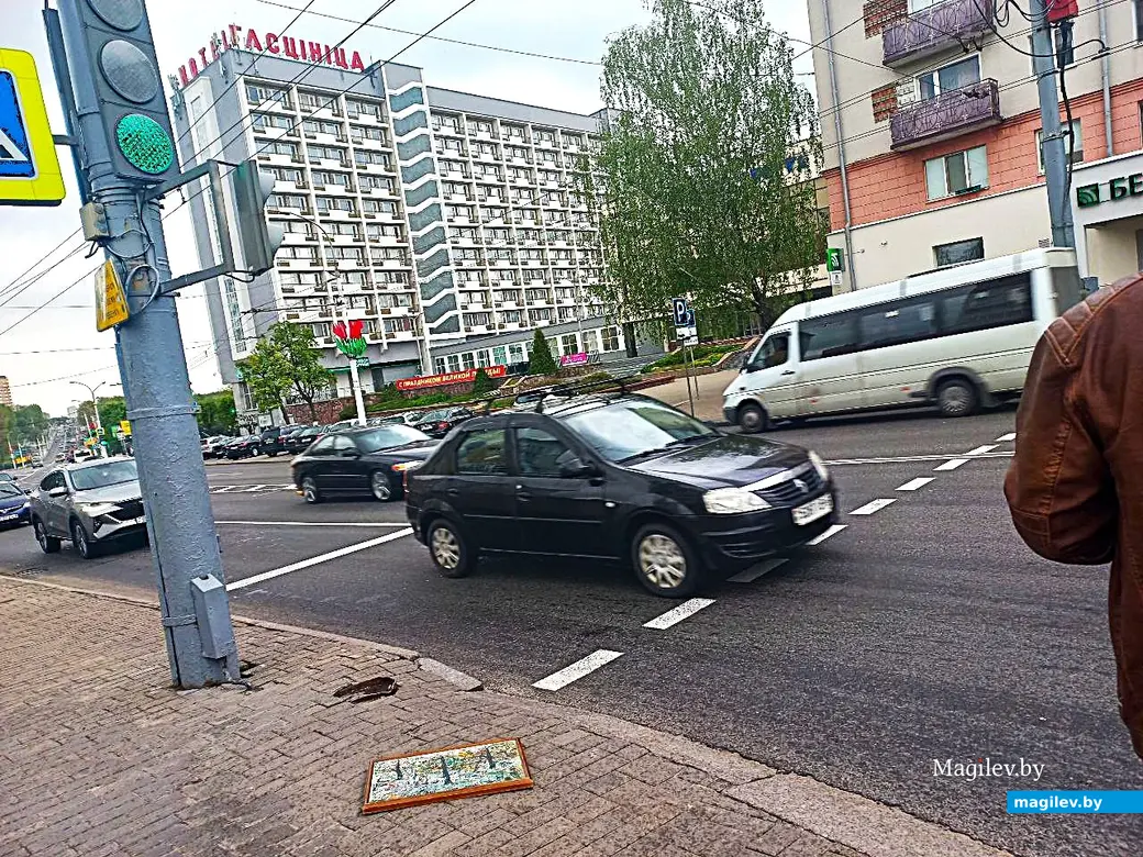 15 мая 2025 года. Могилев, вид на гостиницу «Могилев». Днем ранее, 14 мая, на том месте, где вы видите нашу картину, спасали женщину.