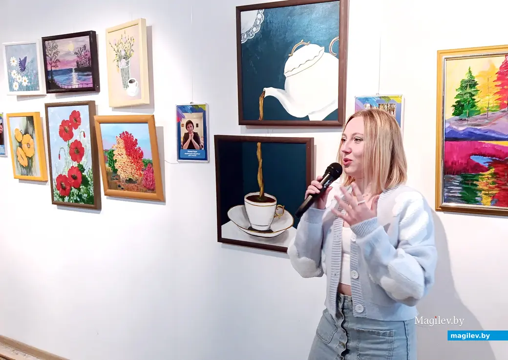 16.05.2025 г. На выставке «Арт-шок» в Глусском краеведческом музее. Художница Юлия Малуха и ее диптих.