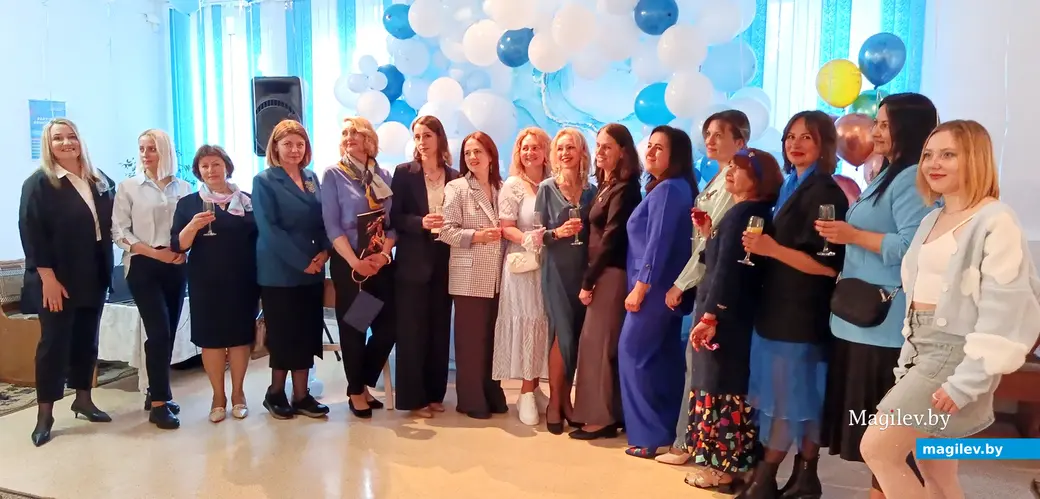 16.05.2025 г. На выставке «Арт-шок» в Глусском краеведческом музее. Глусские художницы-любительницы и их руководитель Елена Петрова (слева).