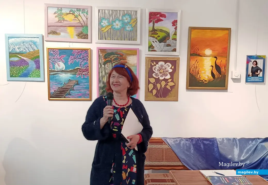 16.05.2025 г. На выставке «Арт-шок» в Глусском краеведческом музее. Художница Юлия Богомья.