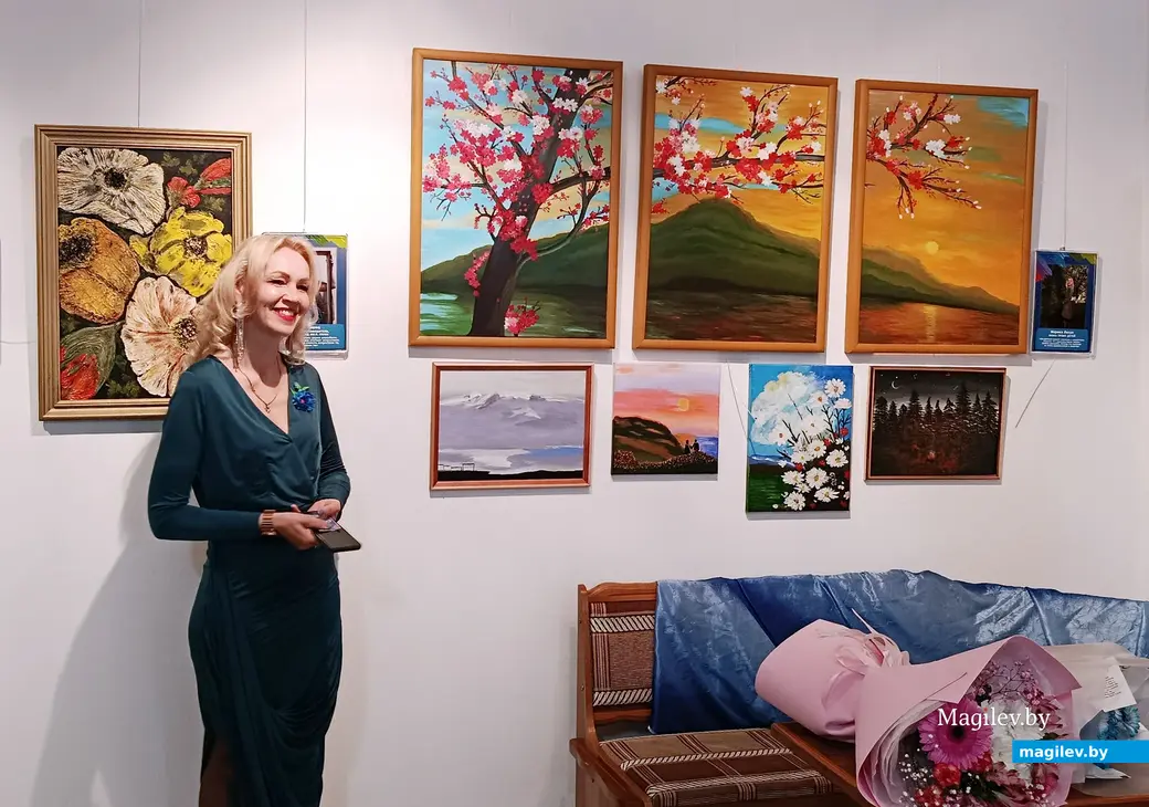 16.05.2025 г. На выставке «Арт-шок» в Глусском краеведческом музее. Художница Марина Лесун и ее триптих.