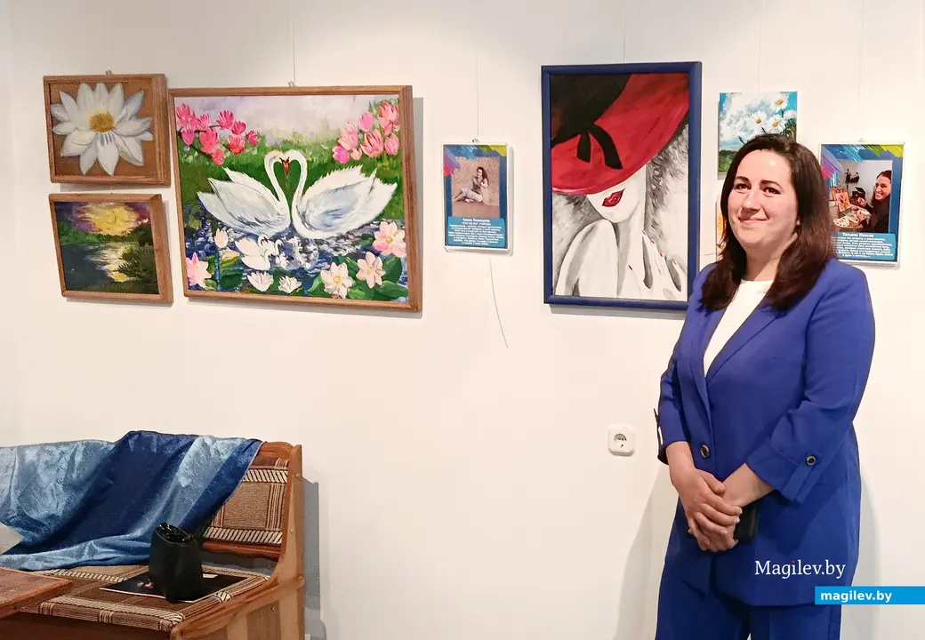 16.05.2025 г. На выставке «Арт-шок» в Глусском краеведческом музее. Художница Елена Поцелуева. Ее работы на фото слева.