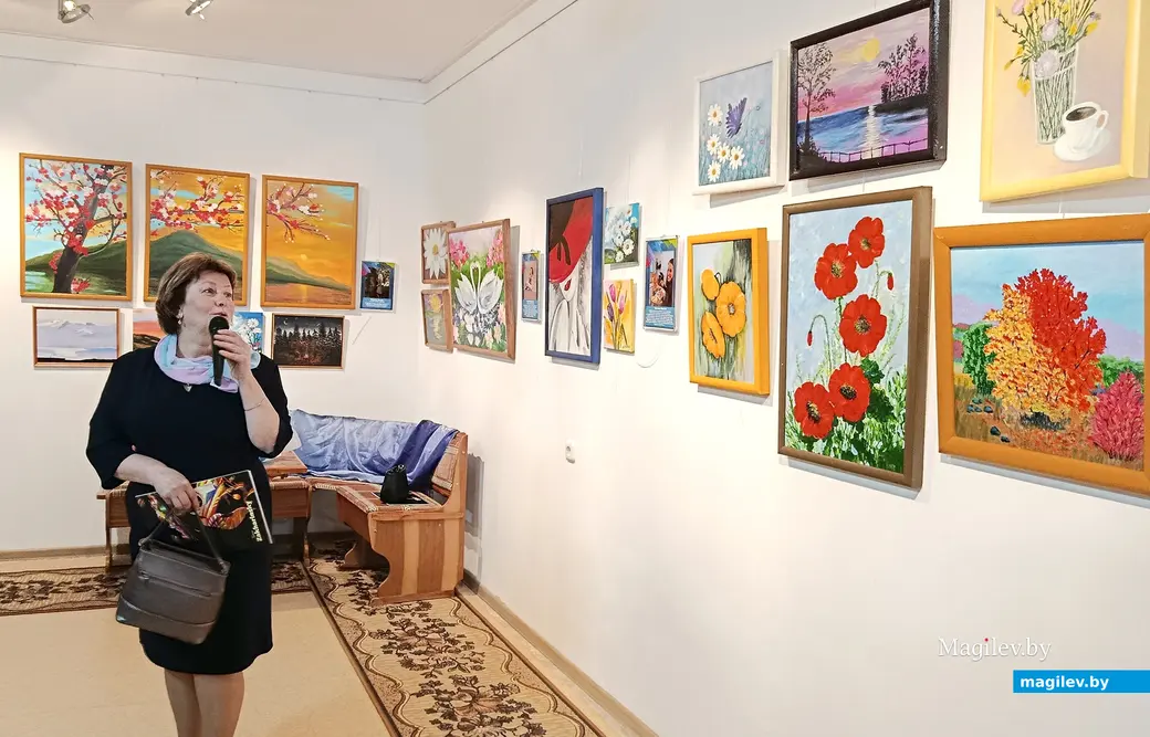 16.05.2025 г. На выставке «Арт-шок» в Глусском краеведческом музее. Художница Лилия Гиро рядом со своими работами.