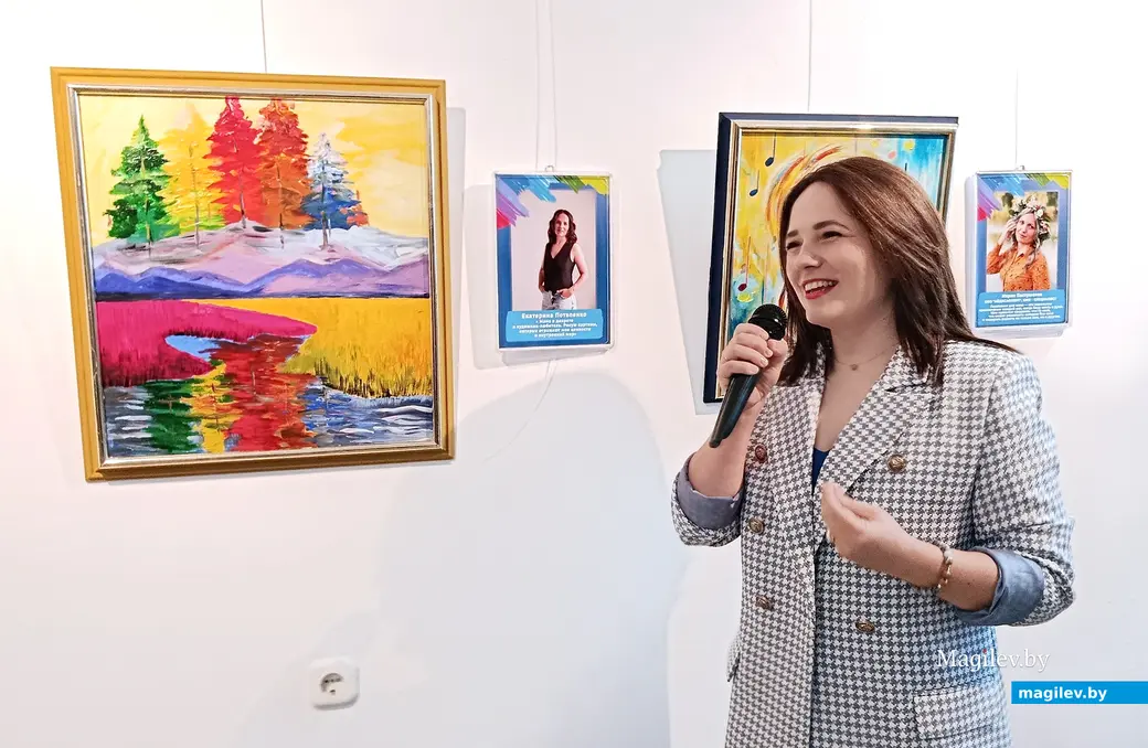 16.05.2025 г. На выставке «Арт-шок» в Глусском краеведческом музее. Художница Екатерина Потапенко со своей работой.