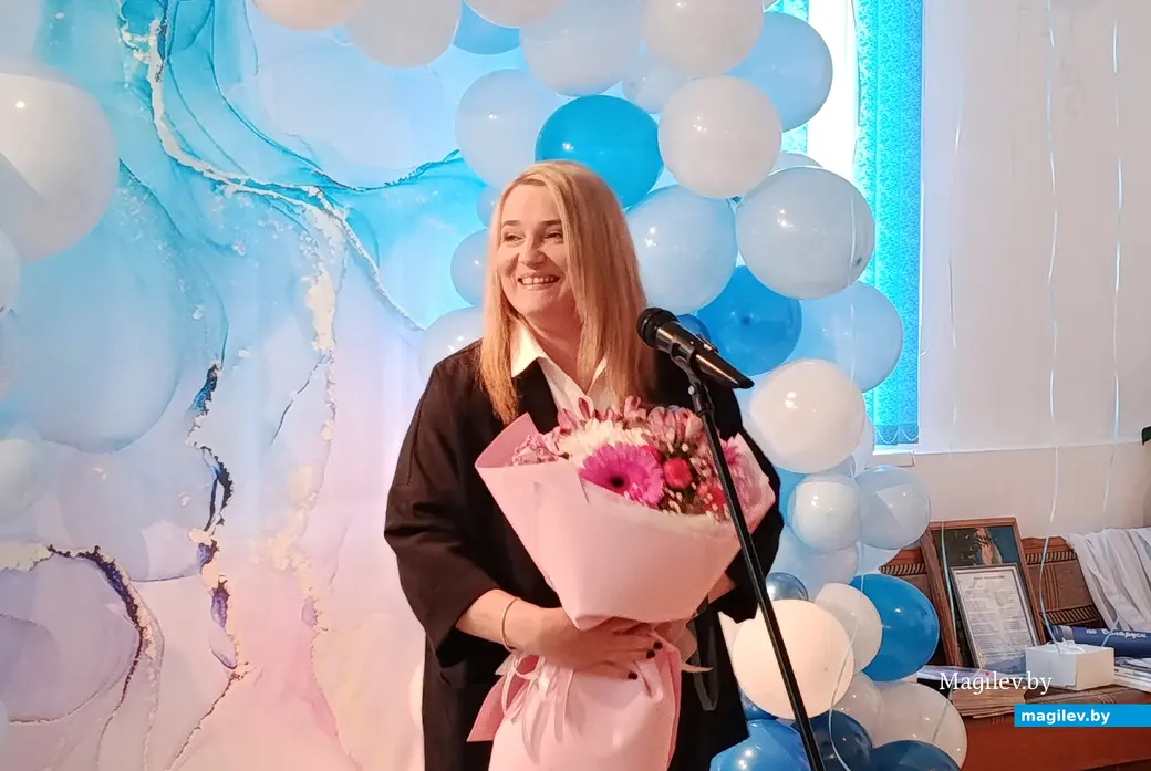 16.05.2025 г. На выставке «Арт-шок» в Глусском краеведческом музее. Руководитель объединения художников-любителей Елена Петрова.