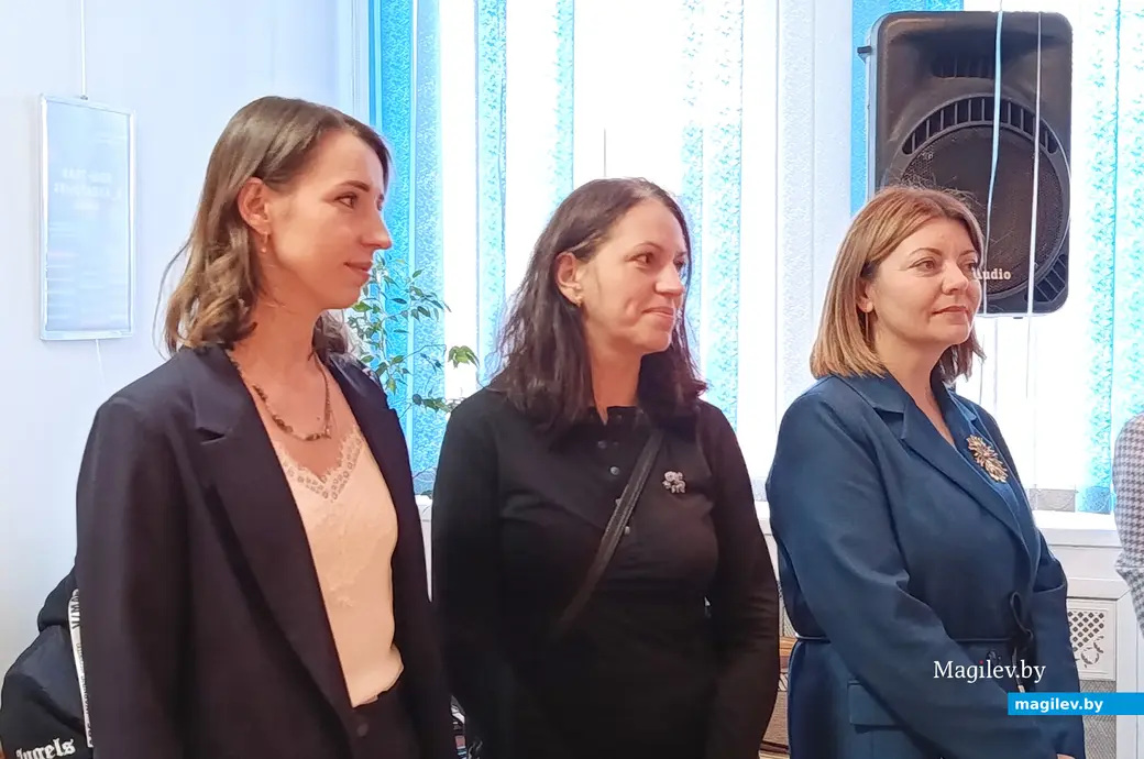 16.05.2025 г. На выставке «Арт-шок» в Глусском краеведческом музее. Художницы (слева направо) Оксана Усик, Татьяна Панько, Юлия Ласоцкая.