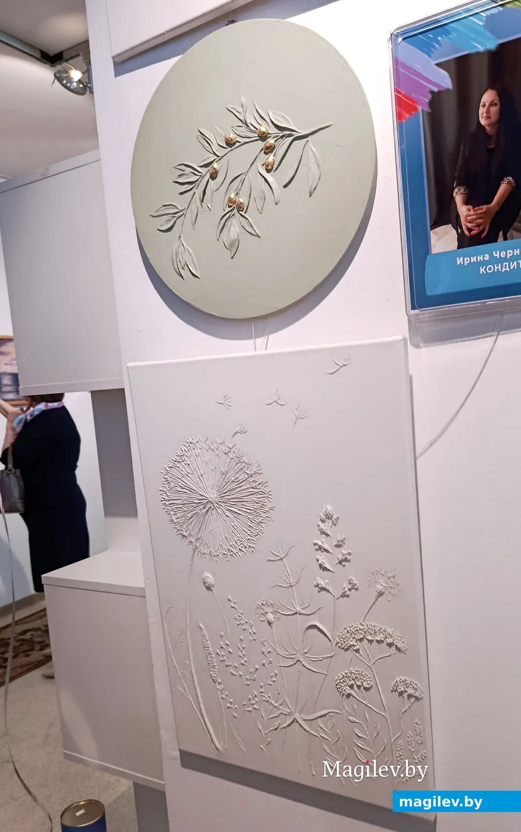 16.05.2025 г. На выставке «Арт-шок» в Глусском краеведческом музее. Работы Ирины Чернявской.