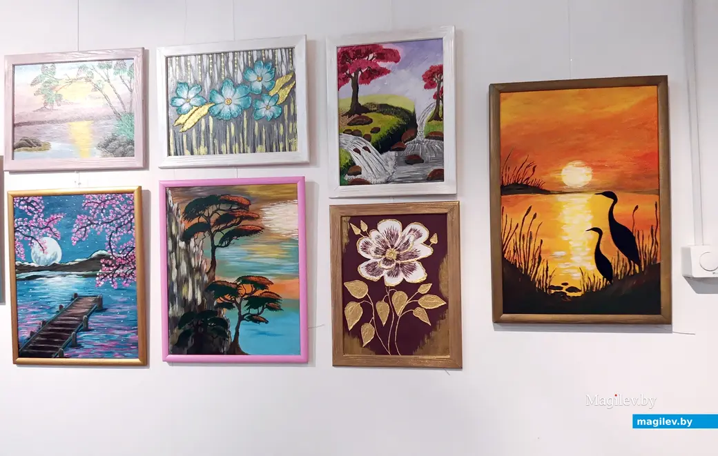 16.05.2025 г. На выставке «Арт-шок» в Глусском краеведческом музее. Работы Юлии Богомьи.