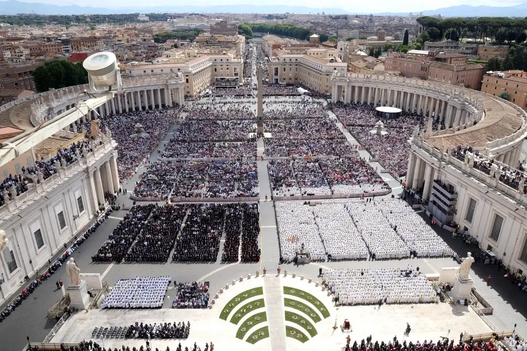 18 мая 2035 года. Церемония интронизации папы римского Льва XIV началась в Ватикане. Фото: Getty Images.