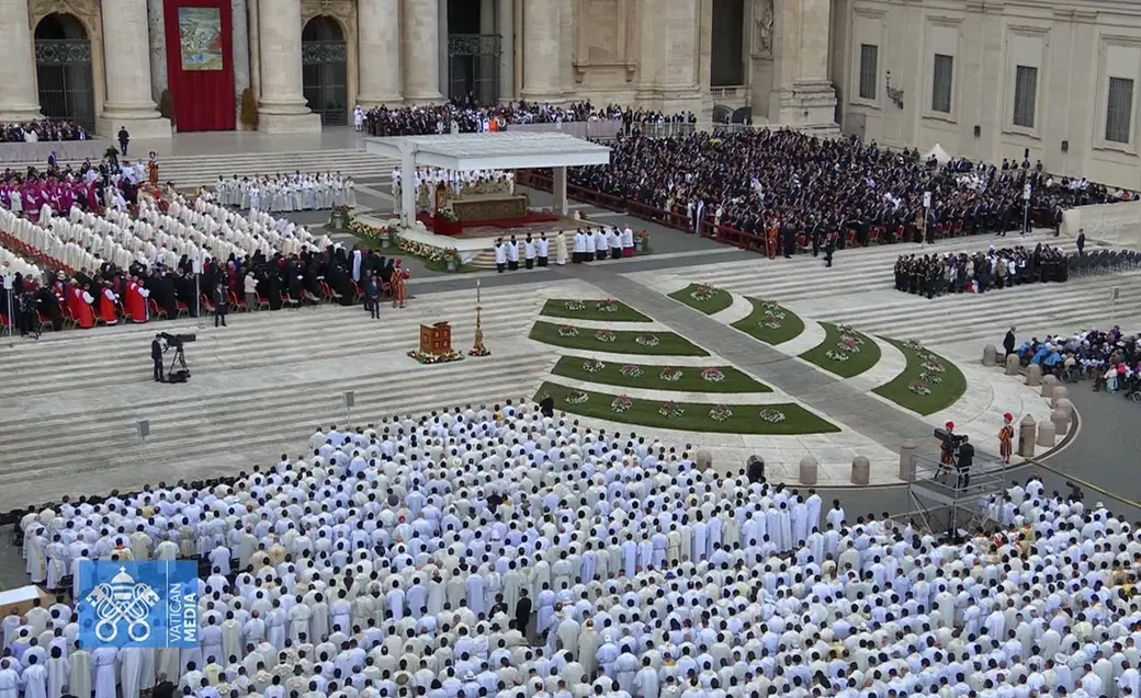 18 мая 2035 года. Церемония интронизации папы римского Льва XIV началась в Ватикане. Фото: кадр трансляции Vatican News.