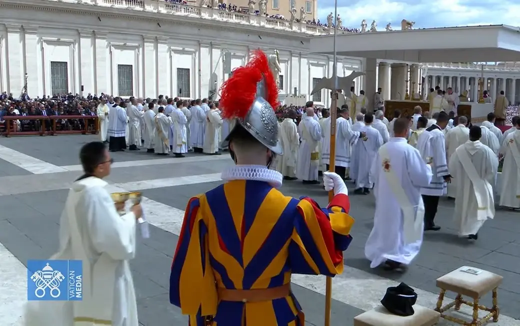 18 мая 2035 года. Церемония интронизации папы римского Льва XIV началась в Ватикане. Фото: кадр трансляции Vatican News.