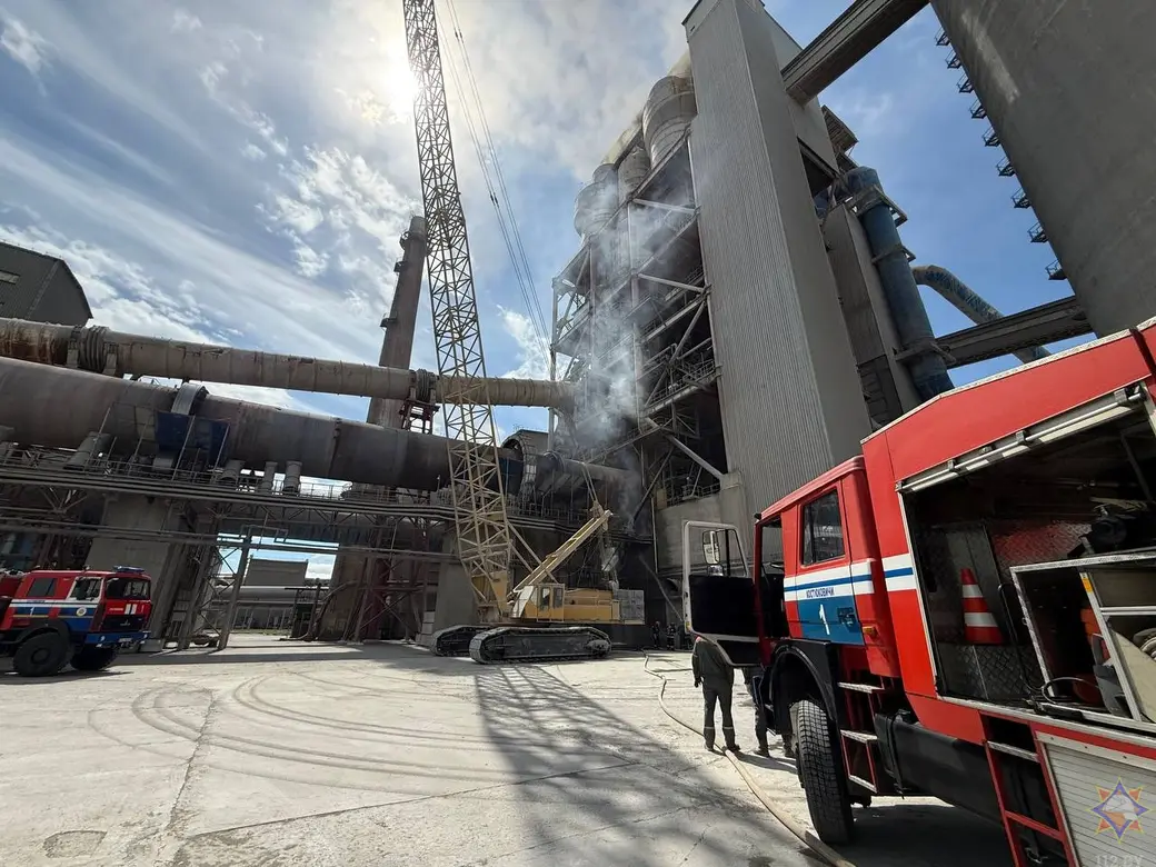 19.05.2025 г. Костюковичи, пожар в цеху Белорусского цементного завода. Фото: Могилевское областное УМЧС